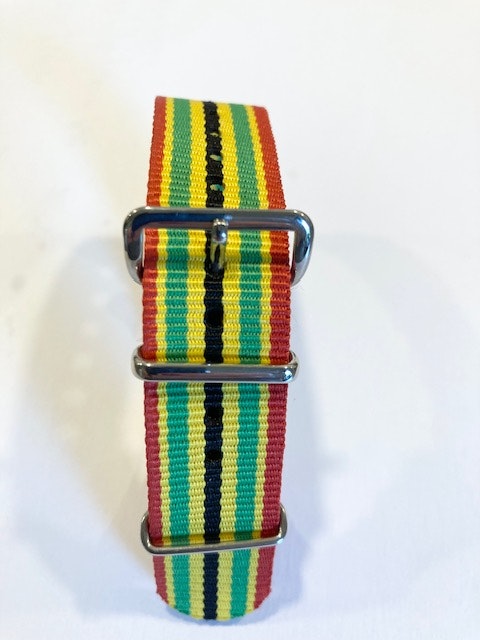 Klockarmband  Natoramband fräckt  röd, gul. grön och svart randigt . Outlet Jemasmix hos Ericsson Ur och Guld