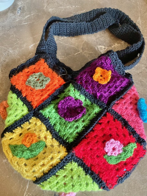 handgjord virkad väska Virkad av mormorsutor dekorerad med färglada virkade rosor Design Jemasmix hos EricssonUrochGuld