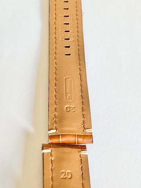 Klockarmband Brunt läder med vita stickningar