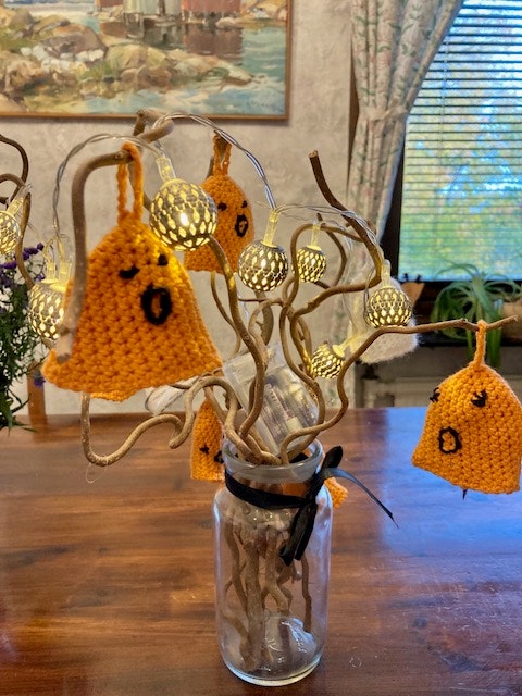 8 st handgjorda virkad halloween spöken hos Jemasmix/ericssonurochguld.se