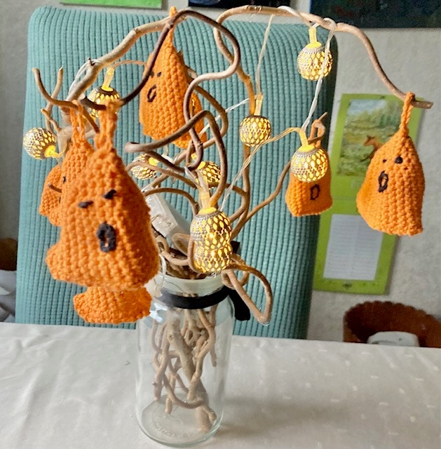8 st halloweeenspöken. Handgjorda virkade i orange bomullsgarn hos jemasmix/EricsssonUrochGuld