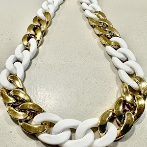 Guldvitt halsband från Odahl - Trendig stil och lätt att bära!