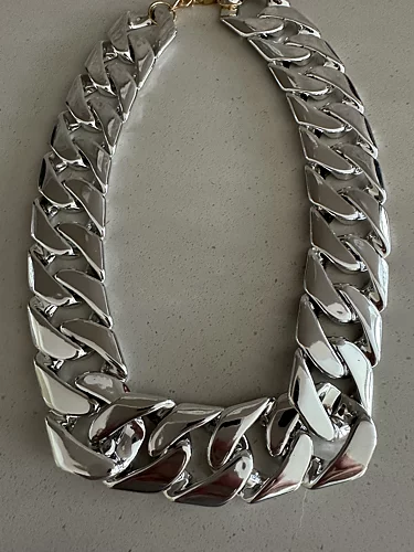 Stort brett halsband i silverfärg från by odahl