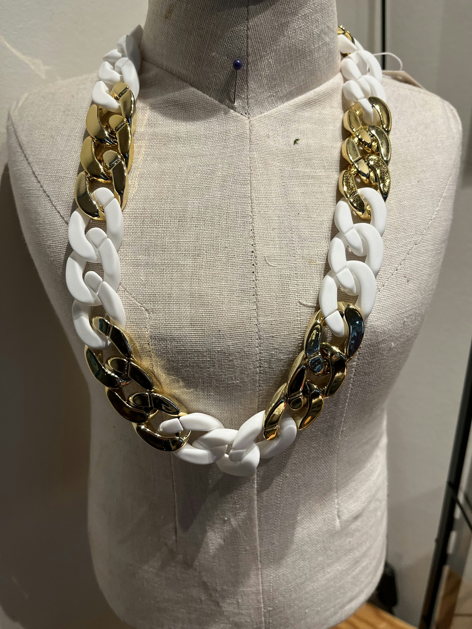 Vitt och guldfärgat stort halsband från by odahl