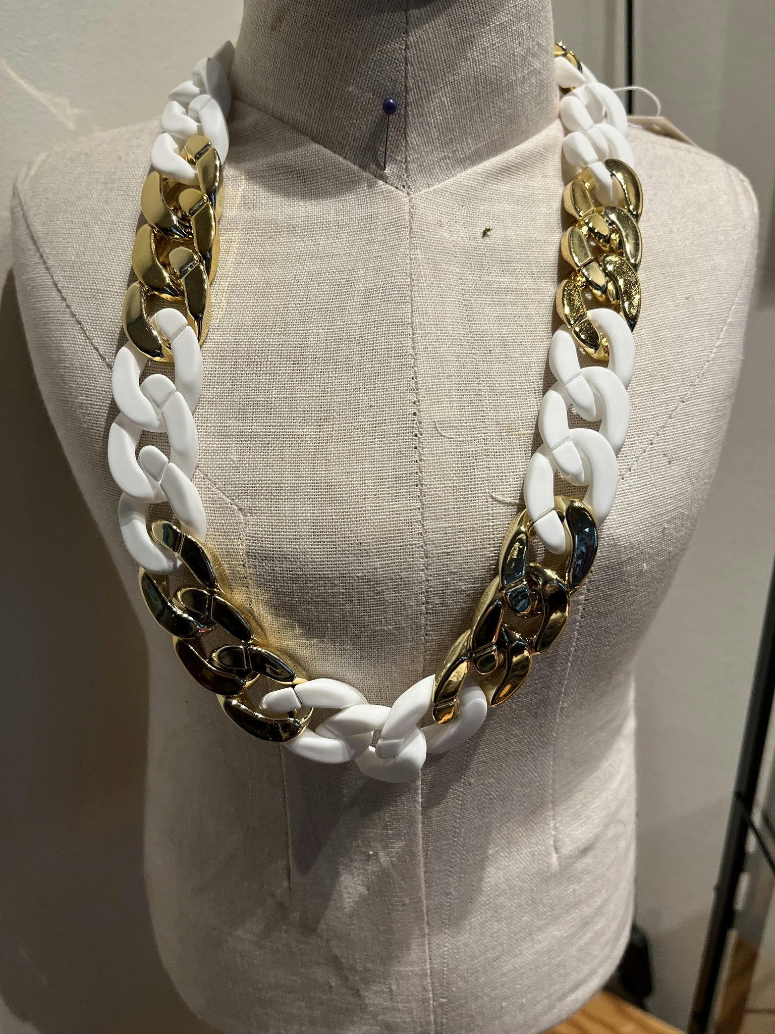 Guldvitt halsband från Odahl - Trendig stil och lätt att bära!