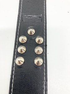 Vintage svart klockarmband med nitar