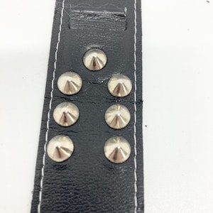 Vintage svart klockarmband med nitar