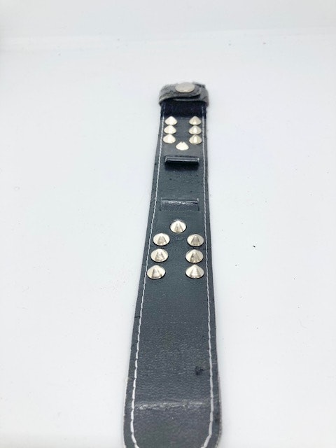 Vintage svart klockarmband med stålnitar hos Ericsson Ur och