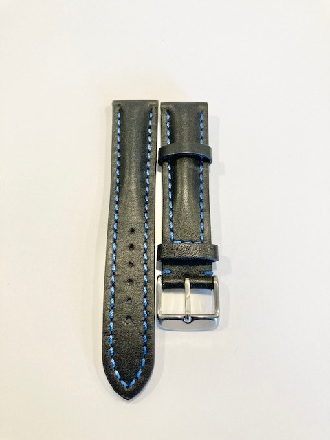klockarmband i läder svart med blå stickningar. 20 mm hos Ericsson Ur och Guld