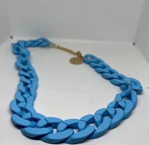 Trendigt ljusblått halsband