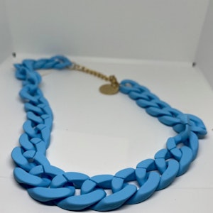 Trendigt ljusblått halsband