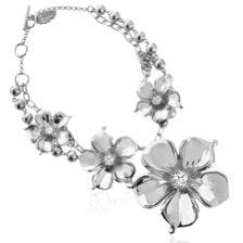 blom halsband silverfärg la fleur field necklace ioaku