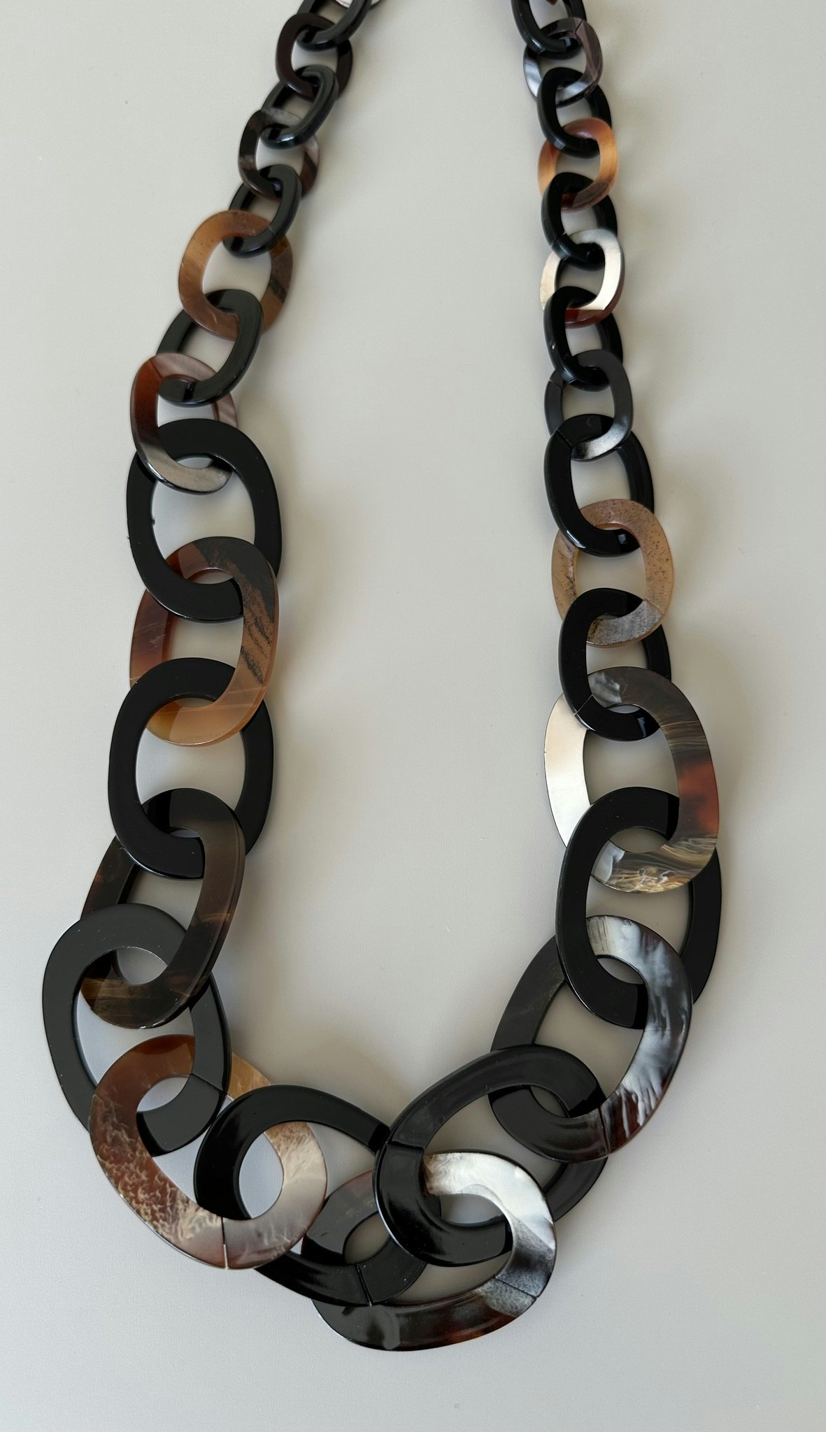 Lång halsband i svart brunt och beige by odahl gjort av ringar