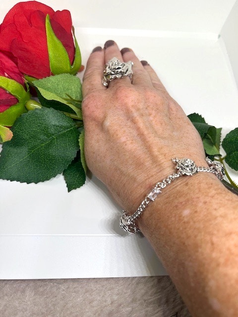 Armband med rosberlocker och vita stenar Ioaku Nostalgie silver