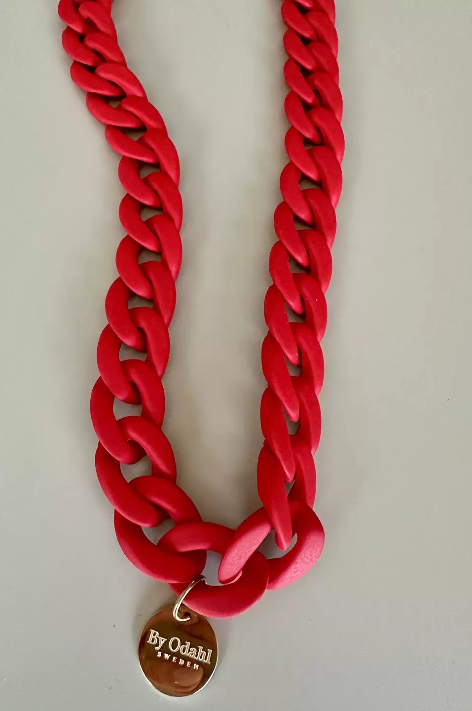 Rött långt halsband 90 cm by odahl