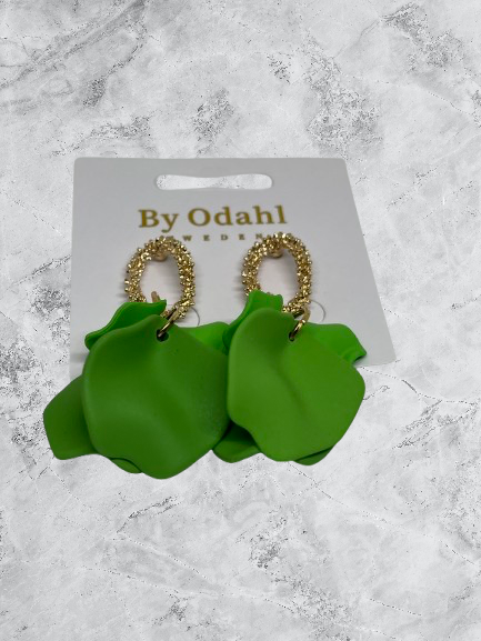 gröna blad örhänge rund guld detalj by odahl