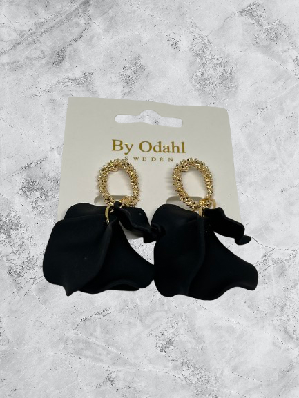 Svarta blad formade örhängen med en guldfärgad rund platta By odahl