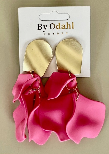 cerise löv örhänge med stor guldplatta by odahl