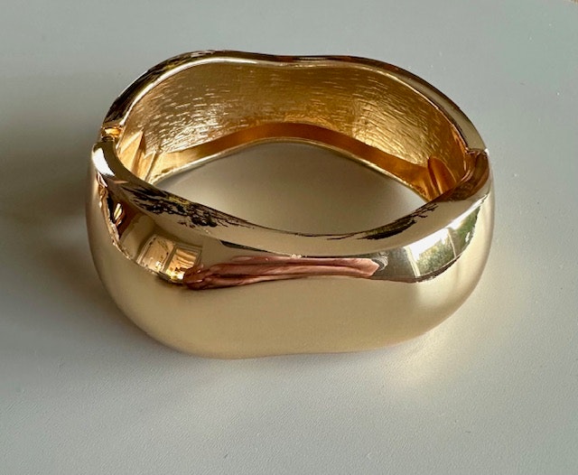guldfärgad bred armring armband öppningsbar By odahl