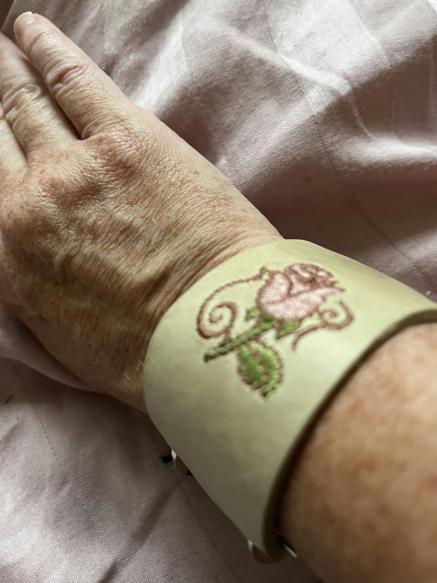 Boho chic armband med läder brodyr stål bud to rose