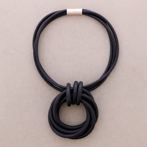 Halsband kort svart gummi Sonata