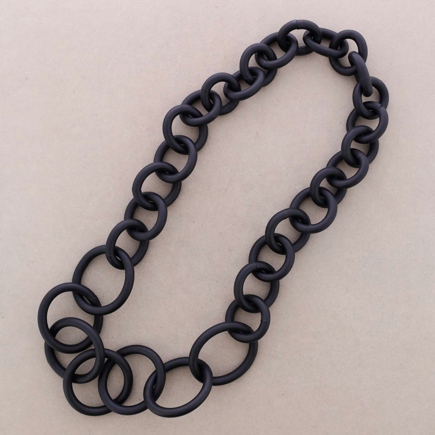 Svart långt halsband gummi ringar sonata