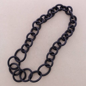 Svart långt halsband gummi Sonata