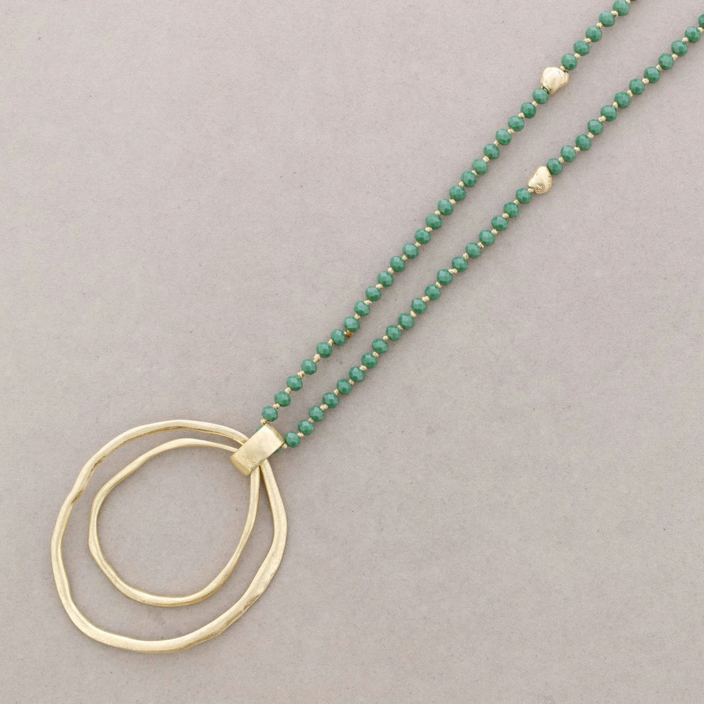 Långt halsband med grönkristall guldhänge