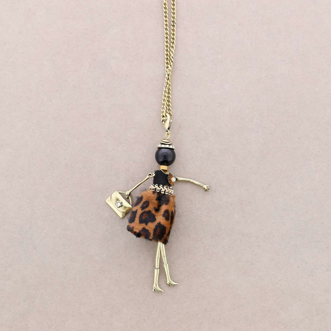 Docka halsband leopardklänning guldkedja Sonata