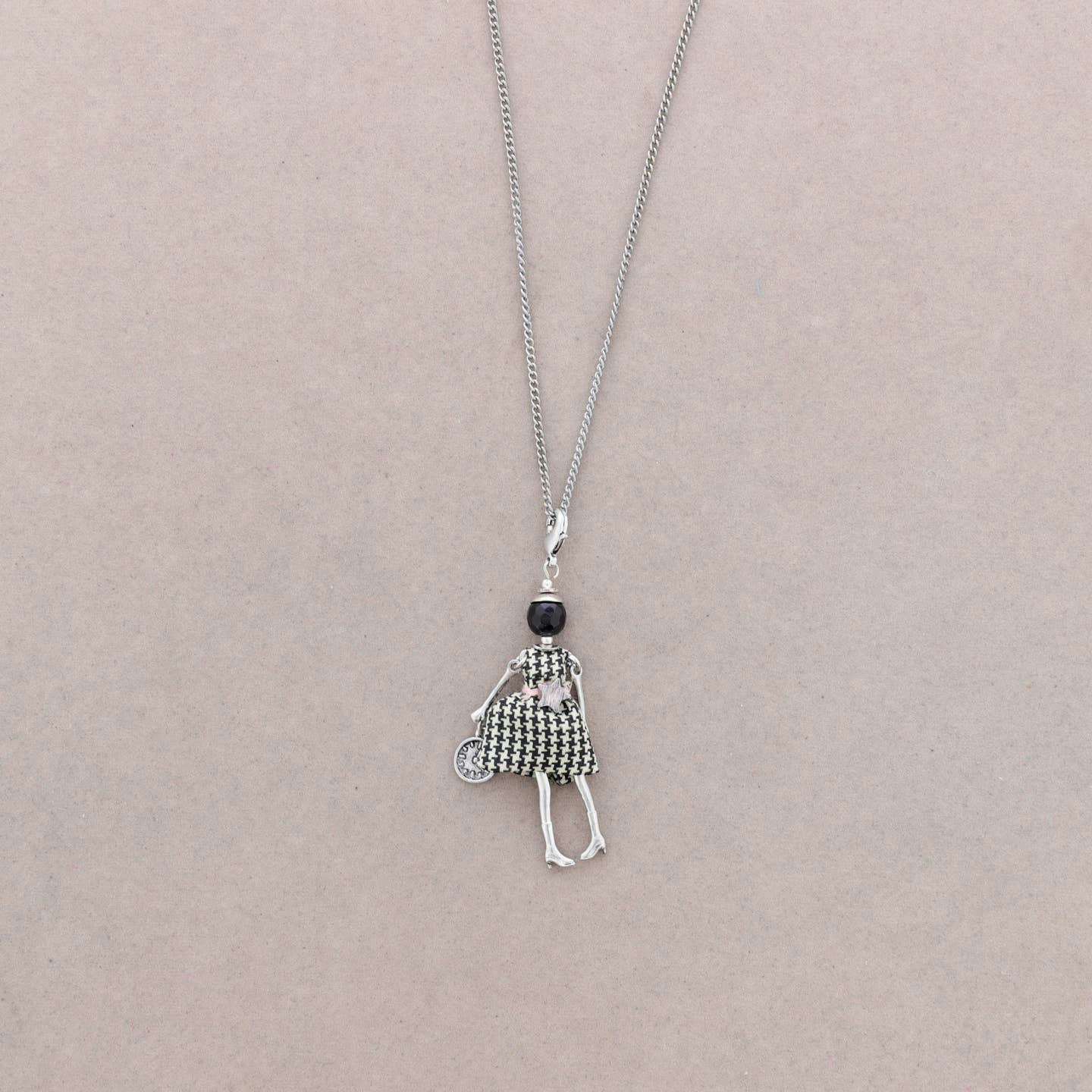 Docka halsband silverkedja svartvit klänning Sonata