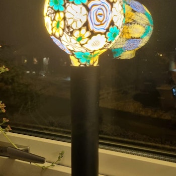 FLOWER - dimbar LED globljuskälla 125 mm med livfullt grafiskt blommönster, klicka & läs mer - 15% tom söndag = 166 kr!