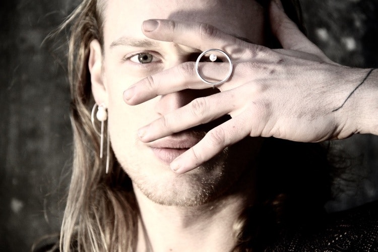 SVÄVANDE PÄRLA RING I 925 SILVER
