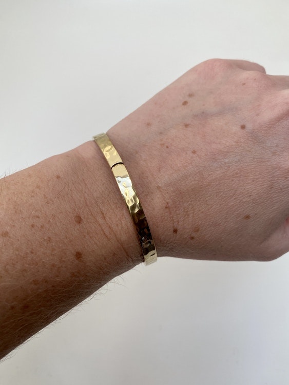 ÖPPNINGSBART HAMRAT ARMBAND I MÄSSING