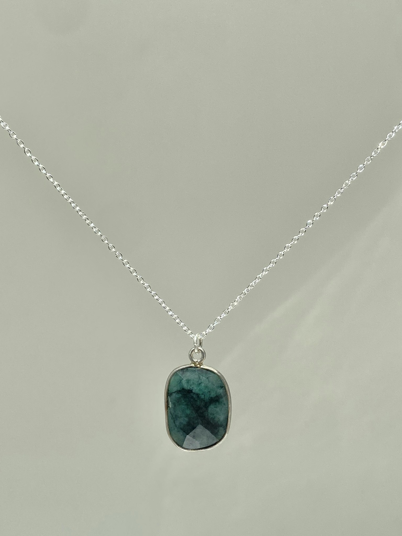 SMARAGD STONE PENDANT HALSBAND PÅ TUNN KEDJA 925 SILVER