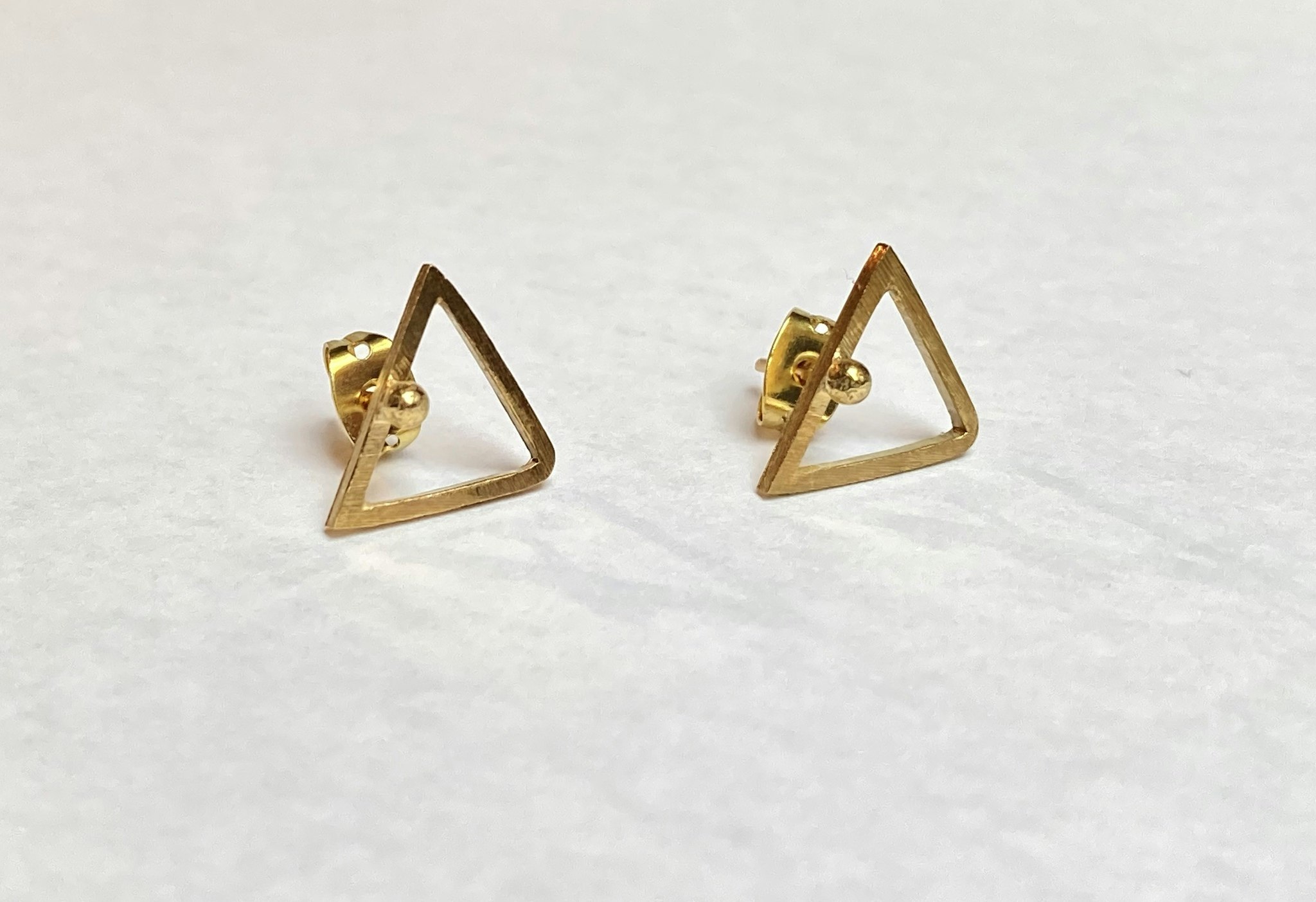 TRIANGEL STUDS PAR ÖRHÄNGEN MÄSSING