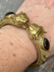 TIGRAR MED SVART ONYX ARMBAND I MÄSSING