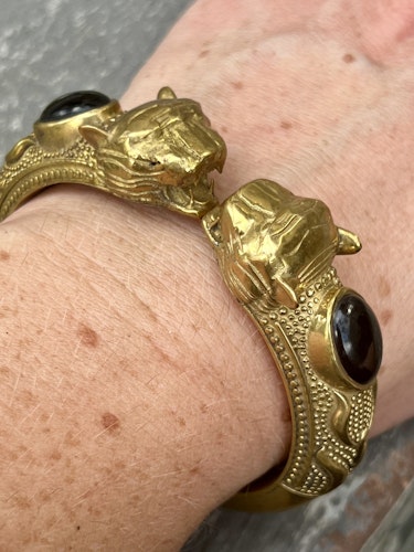 TIGRAR MED SVART ONYX ARMBAND I MÄSSING