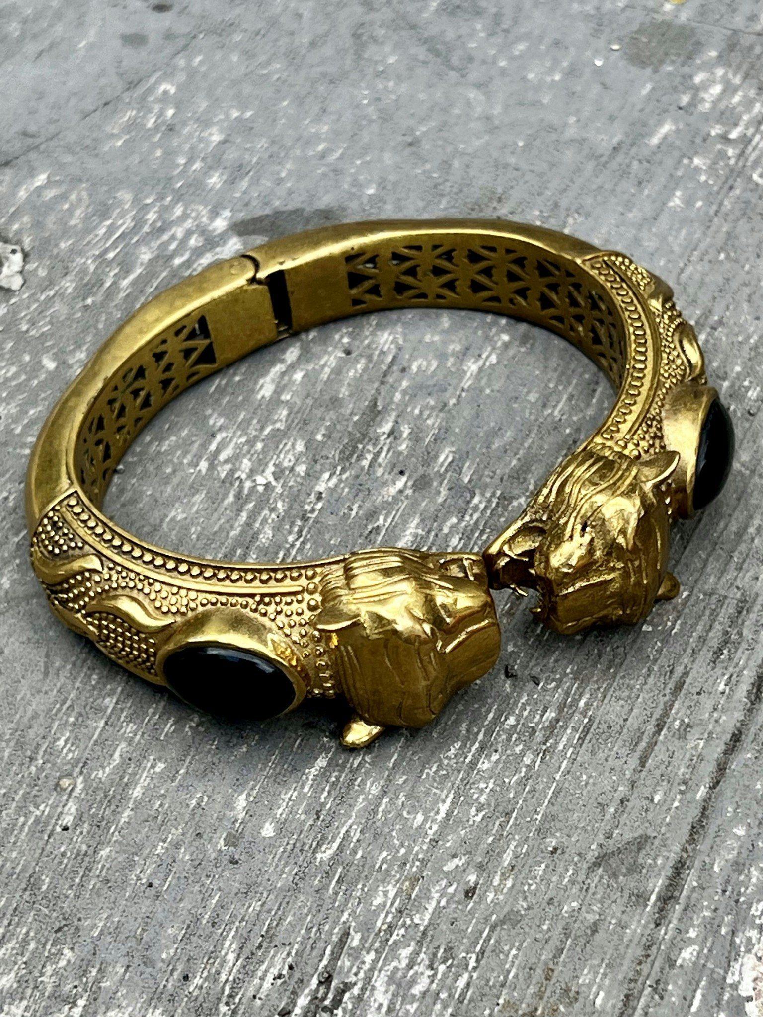 TIGRAR MED SVART ONYX ARMBAND I MÄSSING
