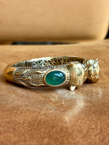 TIGRAR MED GRÖN ONYX ARMBAND I MÄSSING