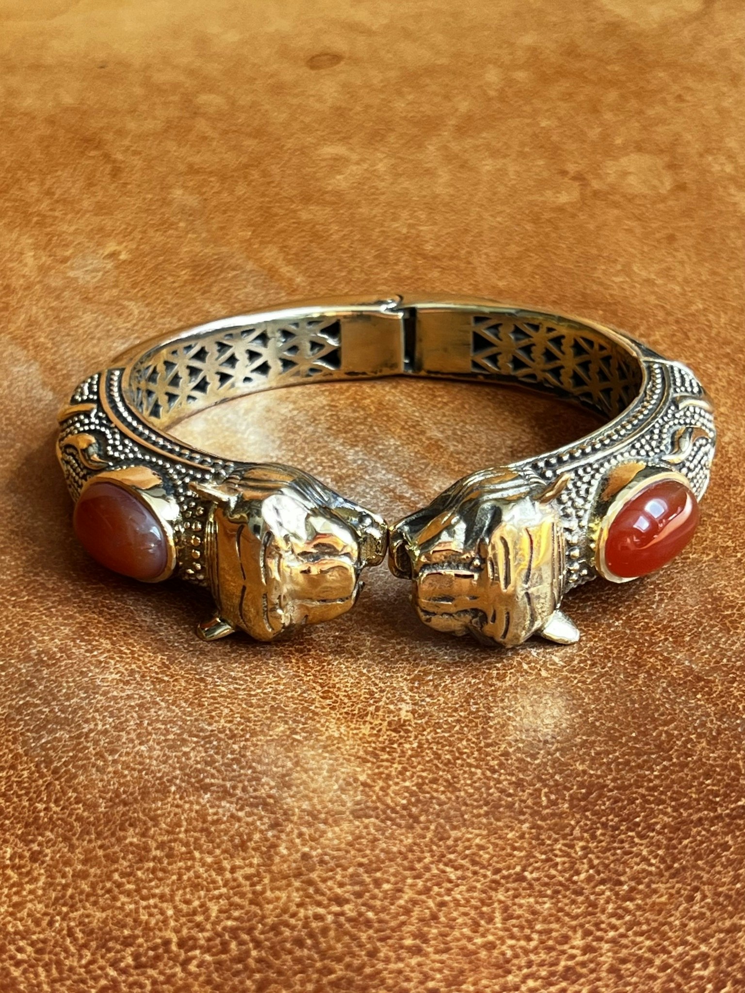 TIGRAR MED KARNEOL ARMBAND I MÄSSING