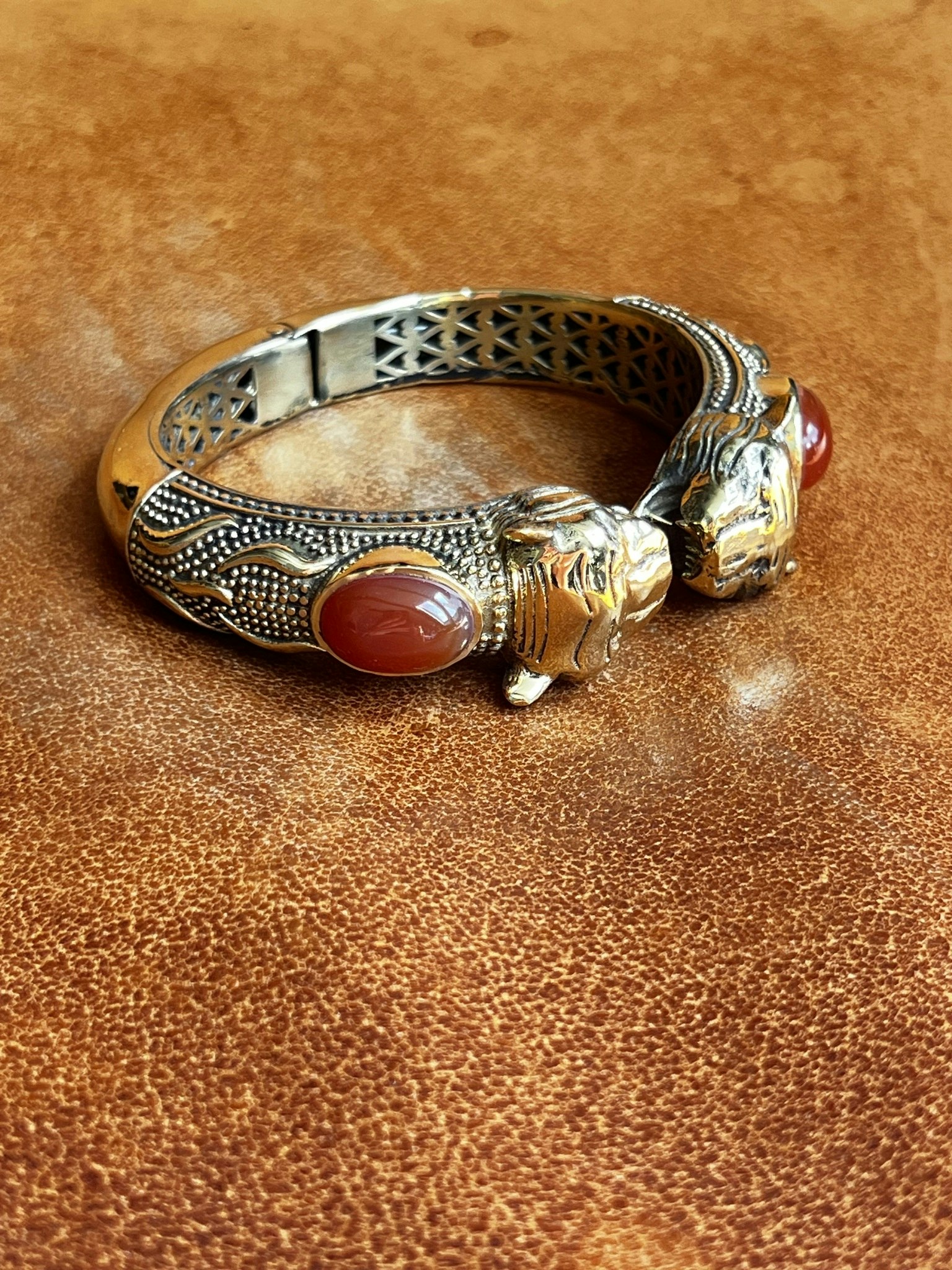 TIGRAR MED KARNEOL ARMBAND I MÄSSING
