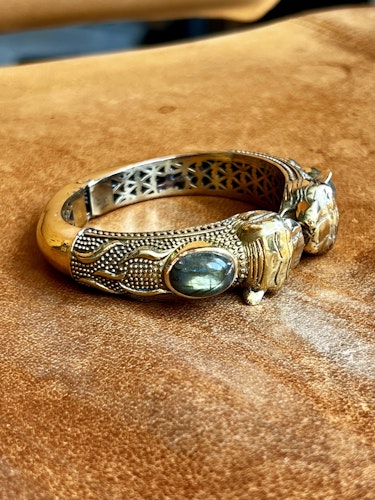 TIGRAR MED LABRADORIT ARMBAND I MÄSSING