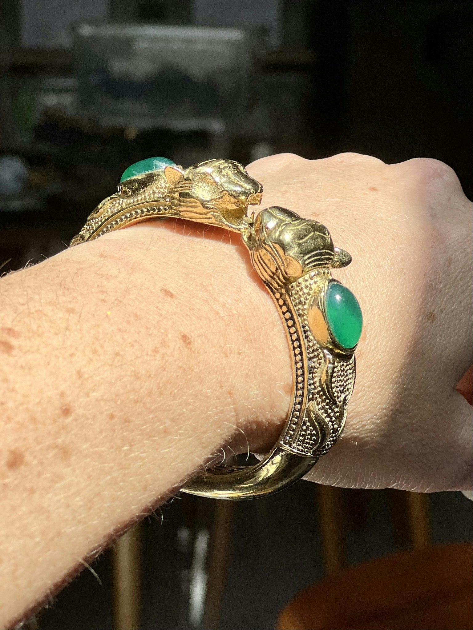 TIGRAR MED GRÖN ONYX ARMBAND I MÄSSING
