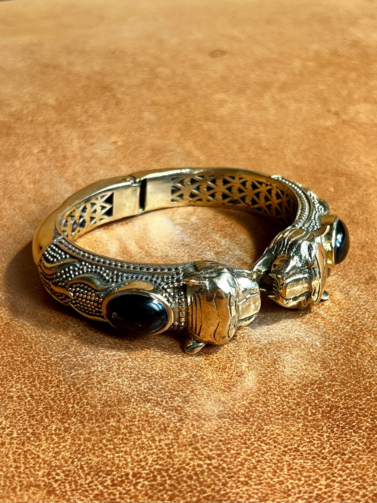 TIGRAR MED SVART ONYX ARMBAND I MÄSSING