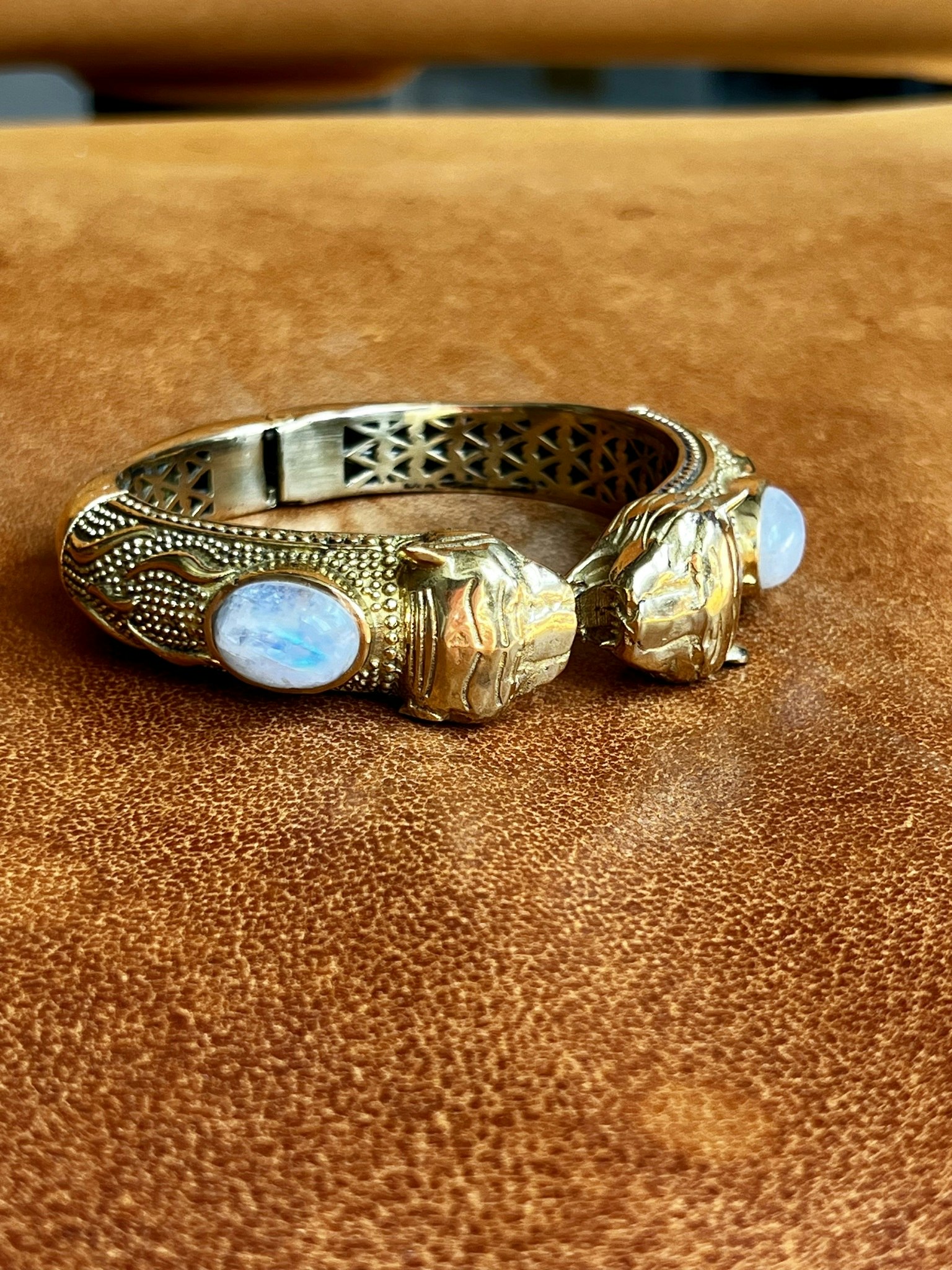 TIGRAR MED MÅNSTEN ARMBAND I MÄSSING