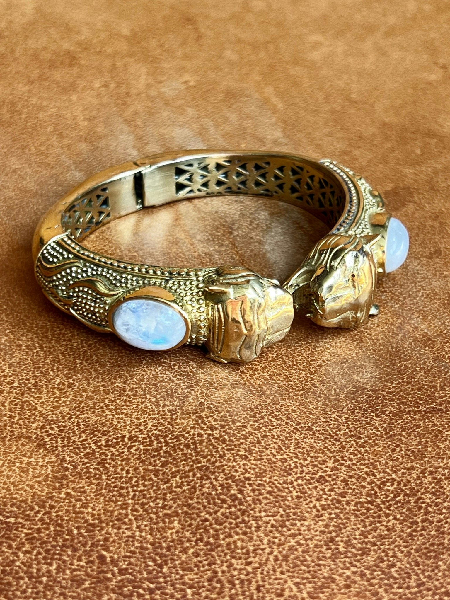 TIGRAR MED MÅNSTEN ARMBAND I MÄSSING