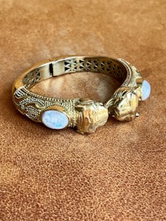 TIGRAR MED MÅNSTEN ARMBAND I MÄSSING