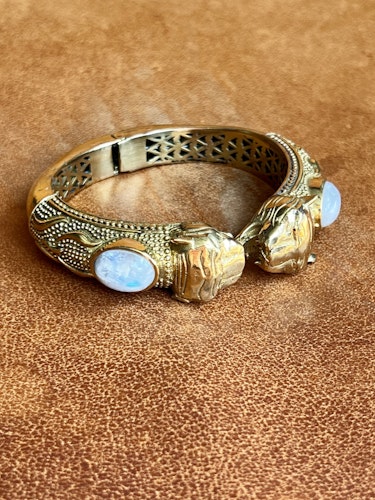 TIGRAR MED MÅNSTEN ARMBAND I MÄSSING