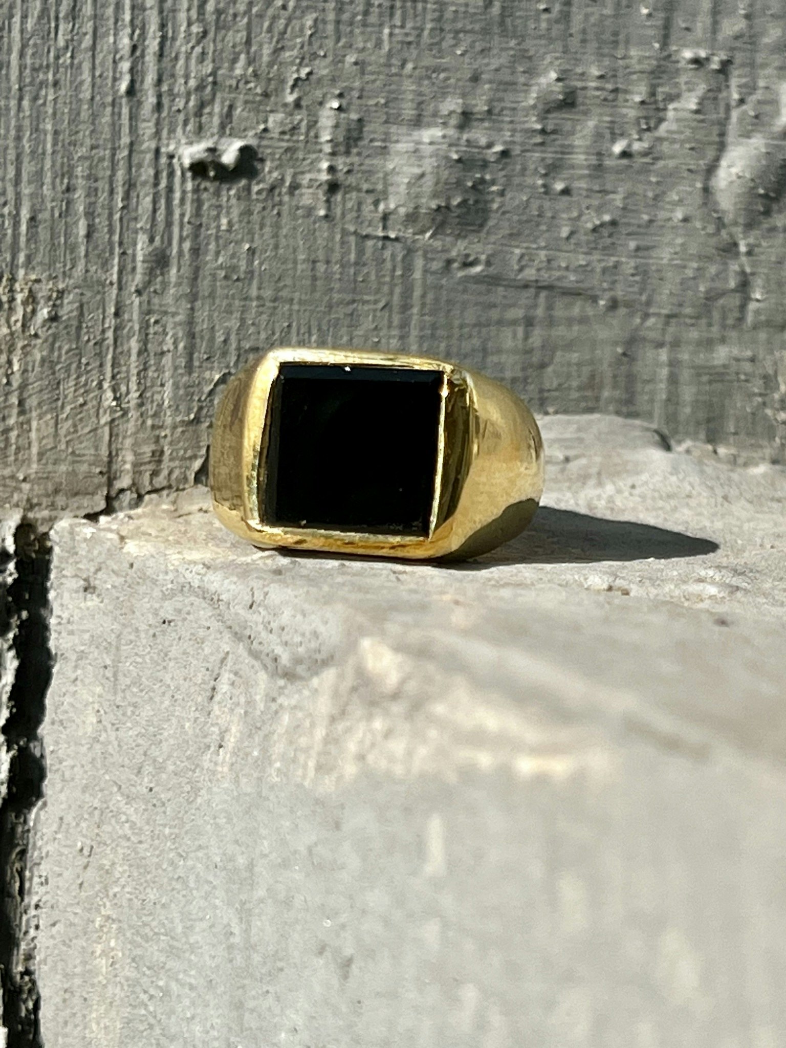 SVART ONYX KLACKRING I MÄSSING