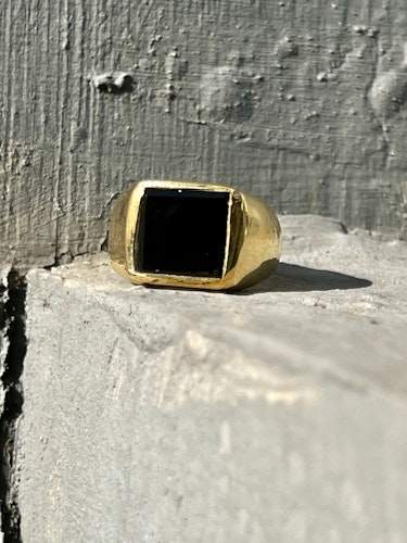 SVART ONYX KLACKRING I MÄSSING